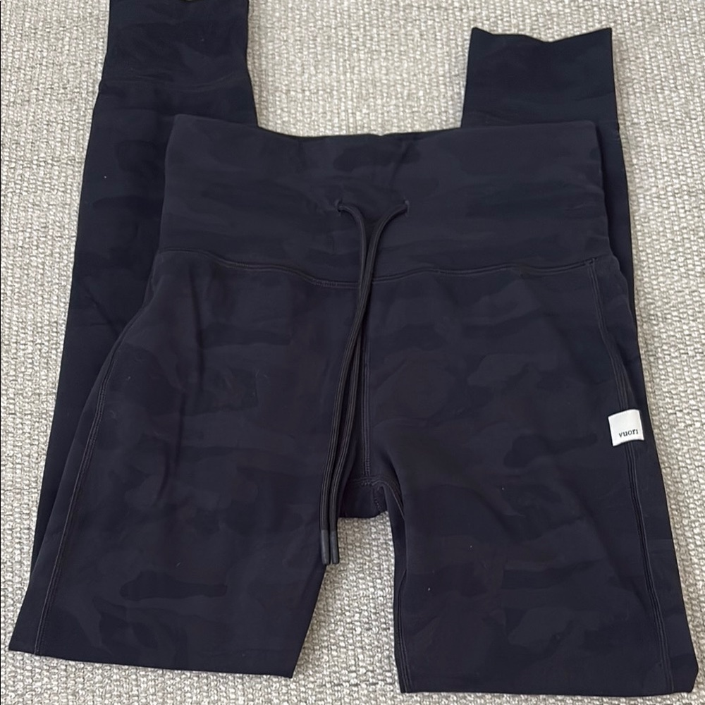 Vuori Daily Form Legging - black camo
